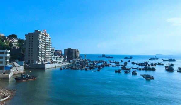 7月5日18时45分许发生在泰国的那起可怕的沉船事故,两艘载有127名中国游客的船只在返回普吉岛途中遇特大暴风雨发生倾覆。 据新华社7月9日消息:泰国普吉府府尹诺拉帕9日在新闻发布会上说,目前游船翻沉事故中已有41具遇难者遗体完成打捞,仍有5人生死不明。 这是惨痛的教训,我们要痛定思痛,出国旅游海上项目要注意以下几个方面: 筑牢安全意识 游客需要增强安全防范意识,关注旅游、外交等有关部门发布的出行提示,提前了解旅游目的地天气、卫生、交通、突发事件、社会治安等情况,重点防范涉水活动、野外和空中项目、交通、