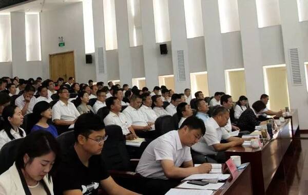 市纪委监委机关举办学习讲堂 进行经济课 专