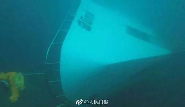 沉入水中的凤凰号 凤凰号预计今晚拖至浅水区 泰方:失联者仍有生还可能 7月8日上午,泰国救援人员再次出海打捞沉船凤凰号。泰方表示:搜救最深可以潜到42米处, 预计今晚能将凤凰号从海底40多米的位置拉到浅水海域,失踪者仍有生还可能。 记者从现场发回的视频 记者对话凤凰号船主 我没有跑路,一直参与救援