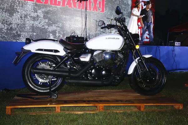 新车 \/ 美式太子注入新鲜血液-龙嘉V途250上市