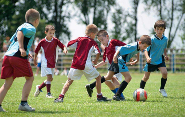 世界杯引发的话题,踢足球对孩子长高是弊还是