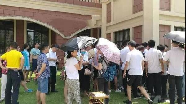 南昌一小区现46万天价车位 业主怒了