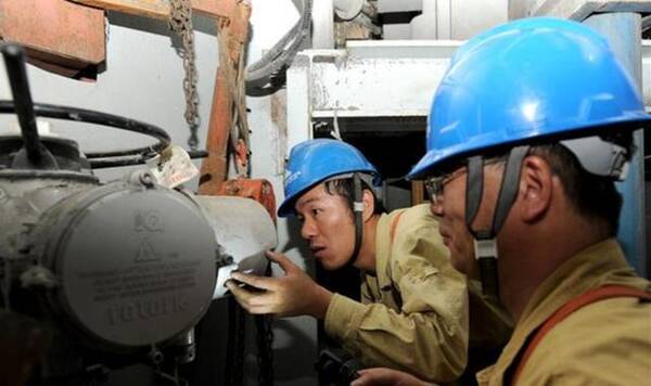 老师傅抢修机器1天2夜,老板让他再坚持一天,发