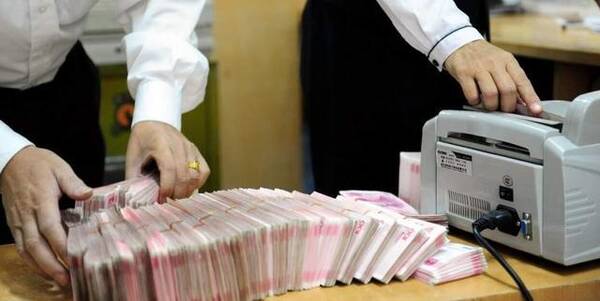 银行存款到期自动转存后,利率还跟原来一样吗