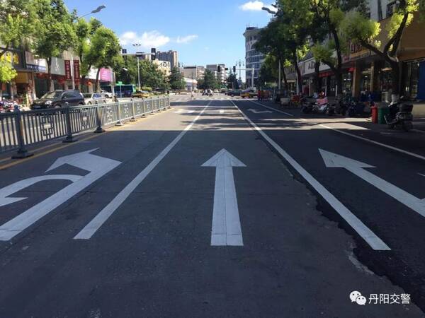 华南路实行时段停车,违者全路段监控抓拍,罚款