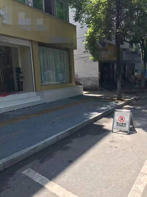 【讨论】城区路边免费停车位成为店铺商家的