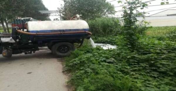 3小时破获向农田倾倒危废案|一建筑公司露天喷