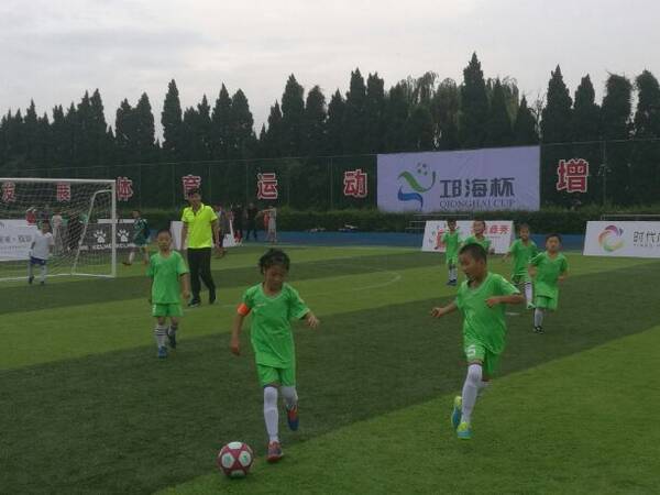 全国青少年足球邀请赛西昌举行 136支队伍参与