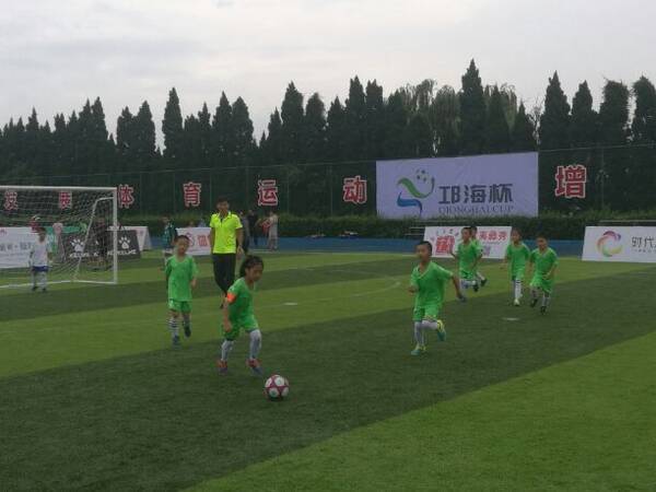 全国青少年足球邀请赛西昌举行 136支队伍参与