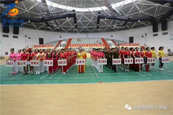 动感音乐舞出年轻的心 健身球操展示健康美丽