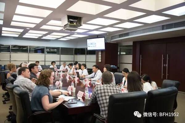 加拿大媒体代表团来到北京友谊医院参观访问