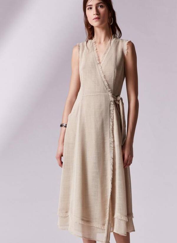 莱蒂齐亚巧穿连衣裙!腰带系法不同,轻松决定了