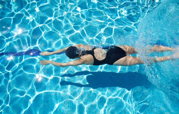 震惊!游泳都能治好腰间盘、颈椎病!不同泳姿效