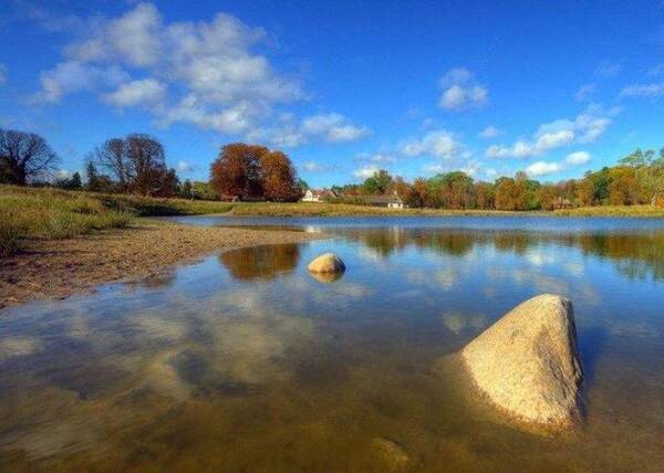 湖水里窜出一条双头巨蛇,女子杀蛇溺水而亡,村