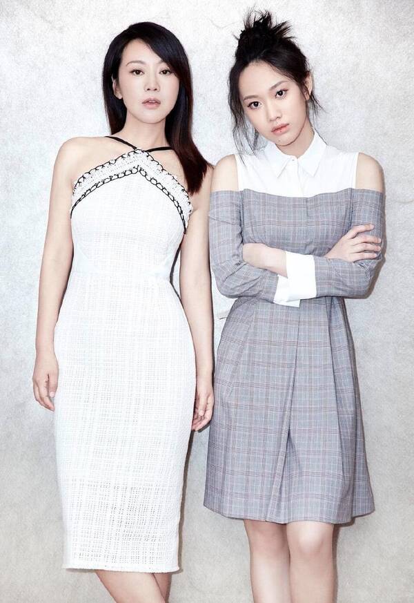 47岁闫妮活出颜值巅峰，与20岁女儿同框看起来像“姐妹花”!