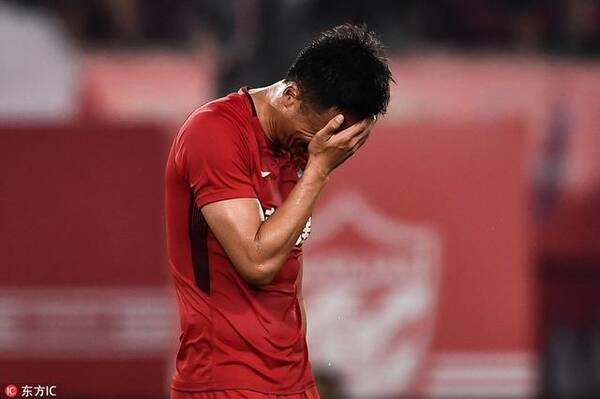 赵旭日就犯规动作向富力后卫道歉并解释:我冲