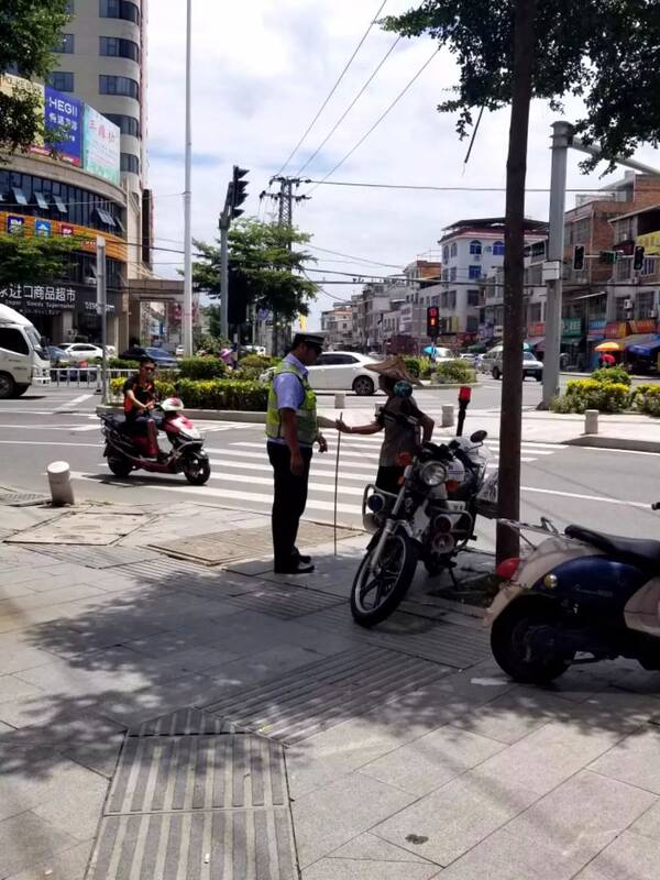 点赞!暖心交警帮助耄耋老人回家