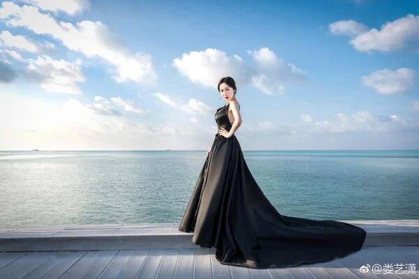 30岁娄艺潇一袭黑裙正面看平淡无奇,却在转身