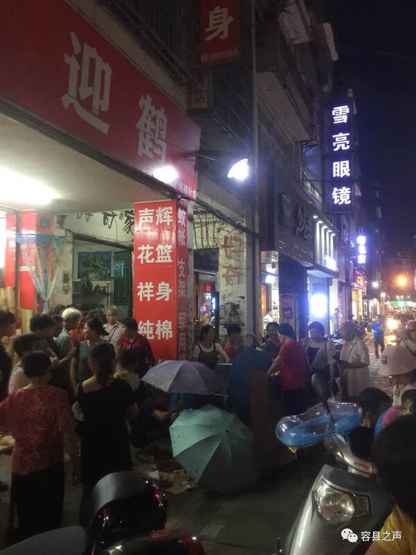 容县一孕妇当街生孩子,一群人围观,结局感人!