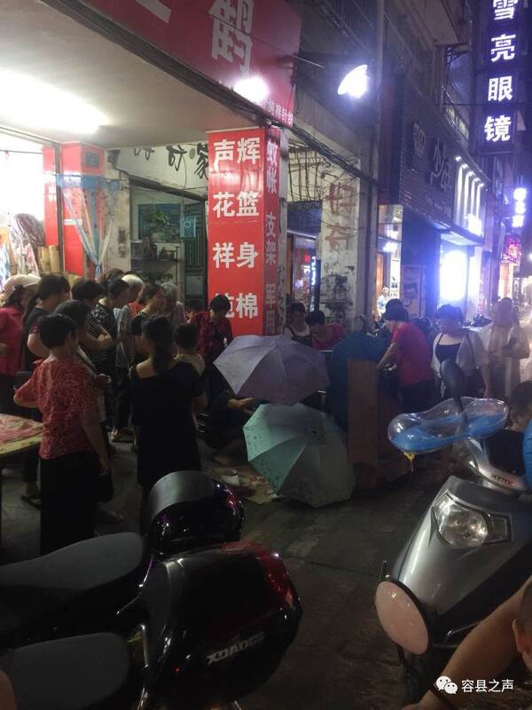 容县一孕妇当街生孩子,一群人围观,结局感人!