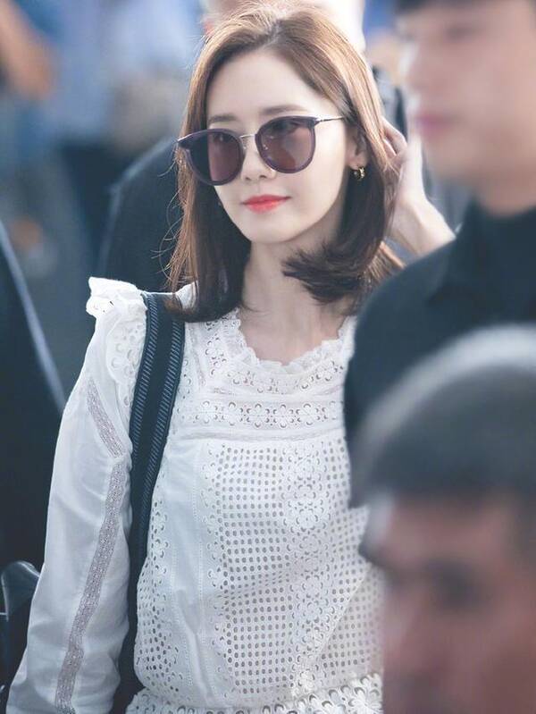 林允机场秀起大长腿,简单怕配清新脱俗,网友:没