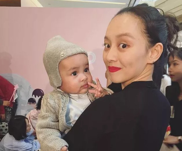 她曾是很多80后的"荧幕初恋",却嫁给了黑人,混血儿子图片