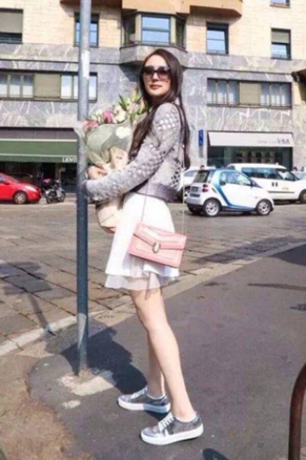 穿裙子别再穿高跟鞋了!今年最流行搭配平底鞋，杨幂热巴都穿上了