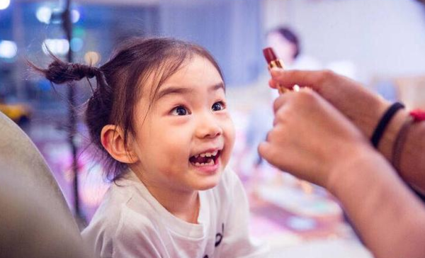 戚薇女儿痴迷化妆品,李承铉打开她包包时,网友