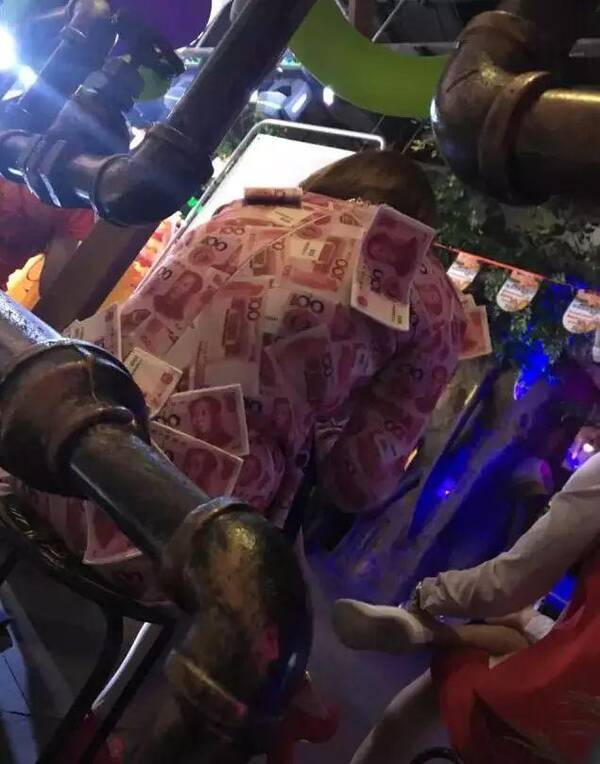 昨晚去吃饭看到的一个小姐姐的衣服很吸引人