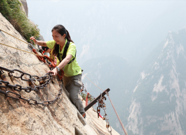 华山长空栈道一男子解开安全绳跳下悬崖,这一