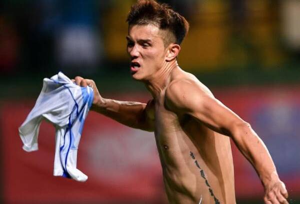 不是白斩鸡!国足球员晒照秀8块腹肌 有了好身