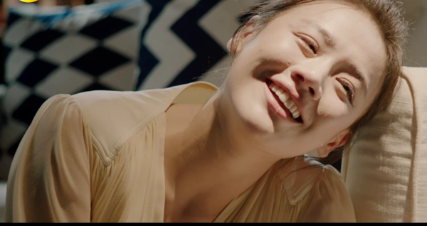 周冬雨扮丑回怼马思纯,娱乐圈有一种姐妹叫