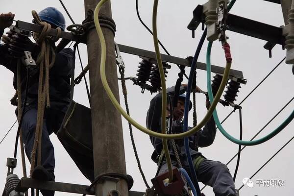【平南网】平南媒体记者走进供电局,切身感受