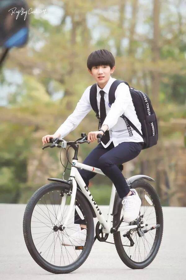 王俊凯中餐厅演绎单车少年,谁的自行车后座是