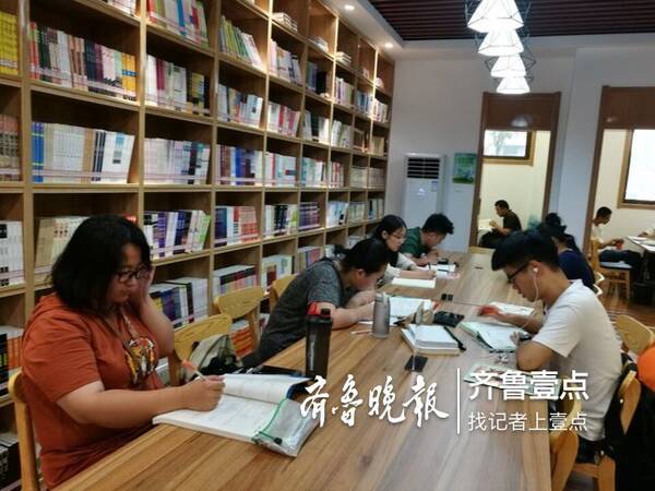 新泰有了城市书房 刷身份证入内,免费办卡借书