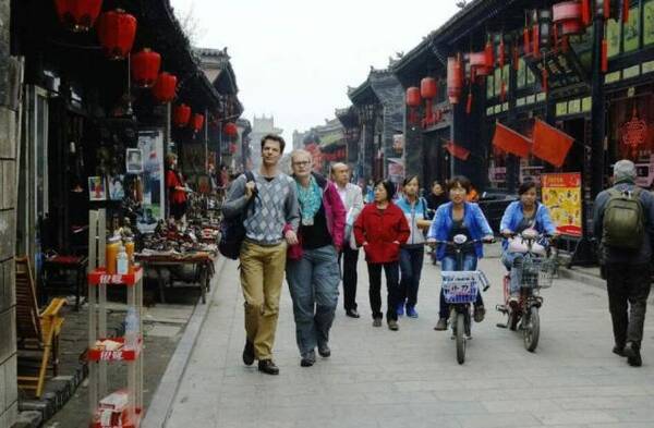 外国人来到中国，为什么身上不带钱，却能到处旅游?