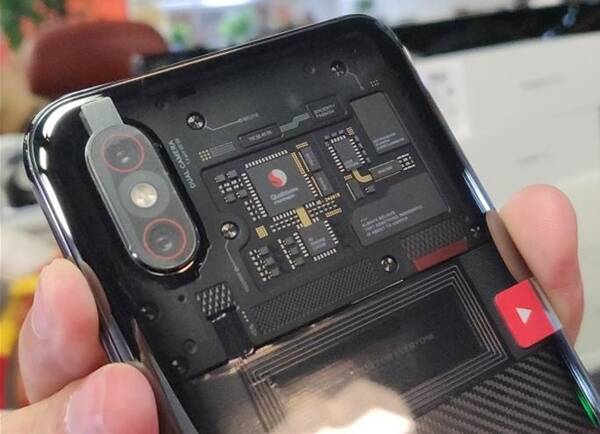 小米8透明探索版美出新高度,网友:小米手机8年