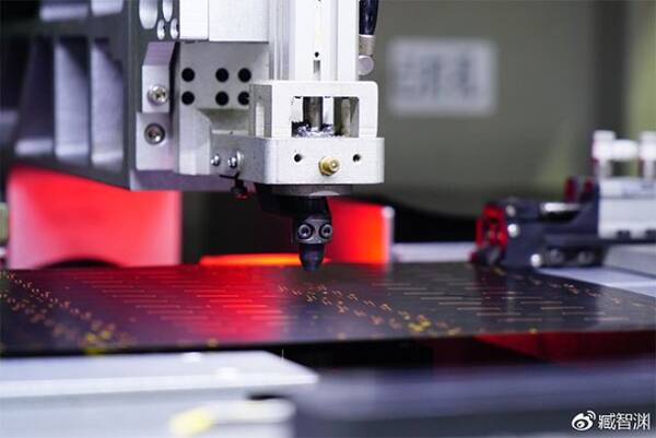 小米 8 透明探索版后壳不是贴纸那么简单