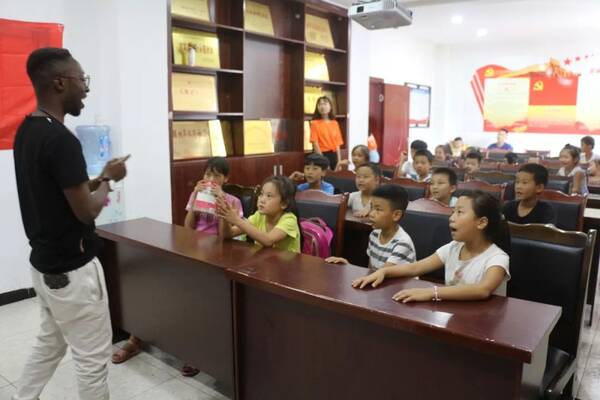 南非志愿者助教筠连爱心暑托班