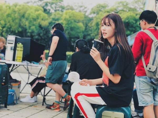 林允带病工作,拍照时仰头狂笑,网友:露22颗牙齿