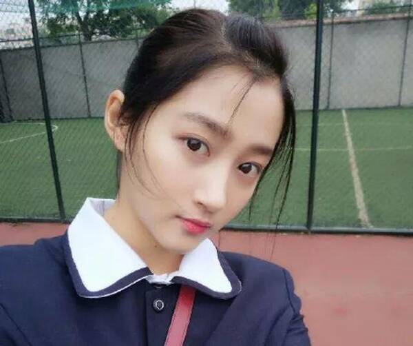 这样的现实足以证明一点,那就是,小时候的关晓彤,颜值就是很不错的.