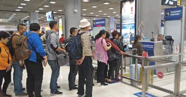 中国人生气了:一个邻国不给中国人免签,反而日