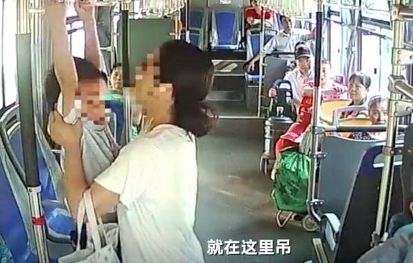 母亲让小孩在公交车上练吊环 司机劝阻遭怼:天