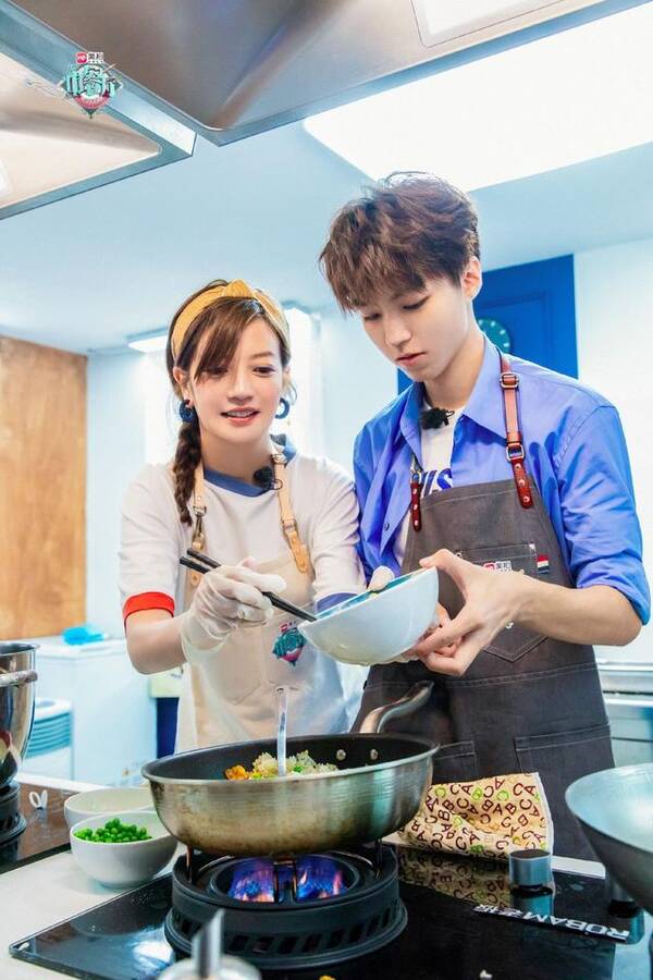 中餐厅赵薇的火腿值一万四?还是王俊凯的底料