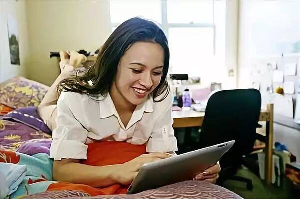 话题:开学季大学生必备电子产品