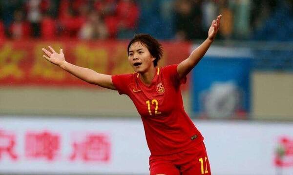 中国足球还得看女人!王霜有望入主大巴黎,女足