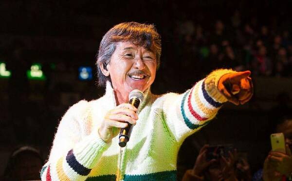 他婚内出轨却理所当然,唱的粤语歌深受父辈喜