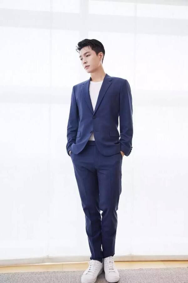 张艺兴红色格子绑腰上,袖子位置超尴尬,想不看