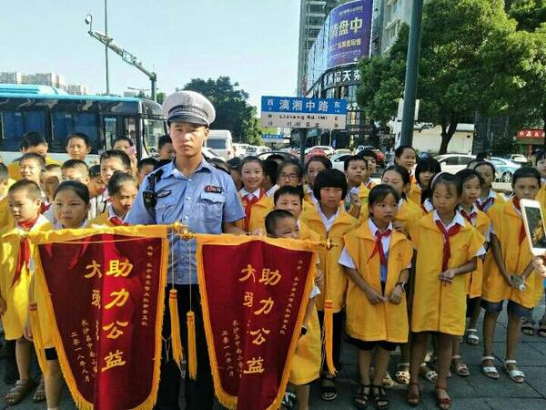 长沙县爱的摆小学渡人v小学中心义工中南牵手开北欧小学图片