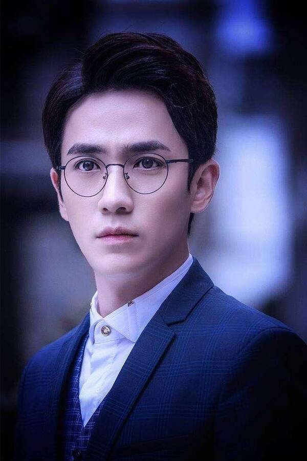 红极必黑? 朱一龙遭遇私生饭拦截, 别车跟拍严